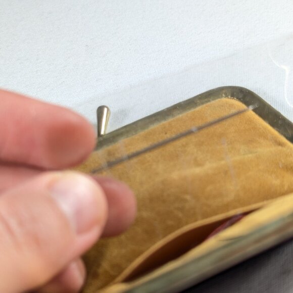 Vintage kiss lock wallet sewing etui, travel sewing mending repair kit - Picture 5 of 7